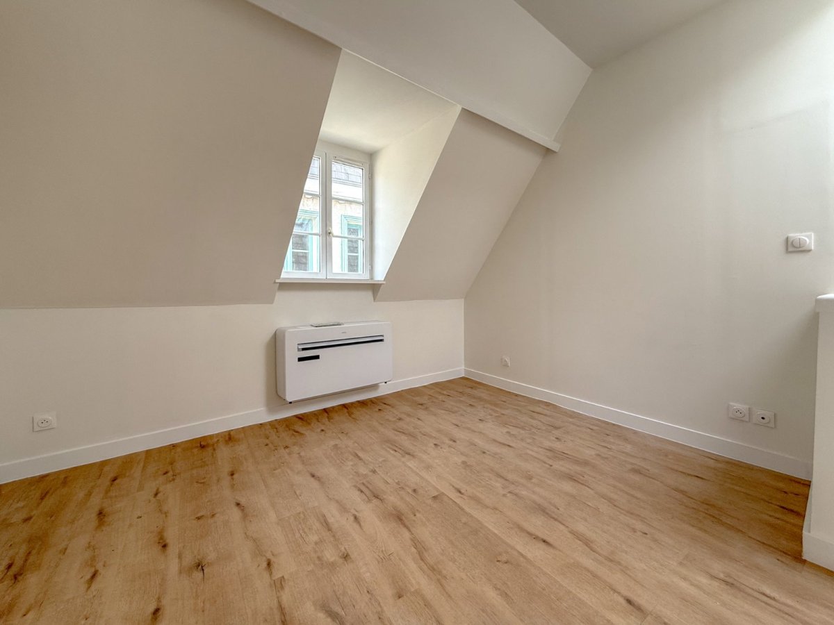 APPARTEMENT T2 A LOUER - LILLE VIEUX LILLE - 35.04 m2 - 850 € charges comprises par mois