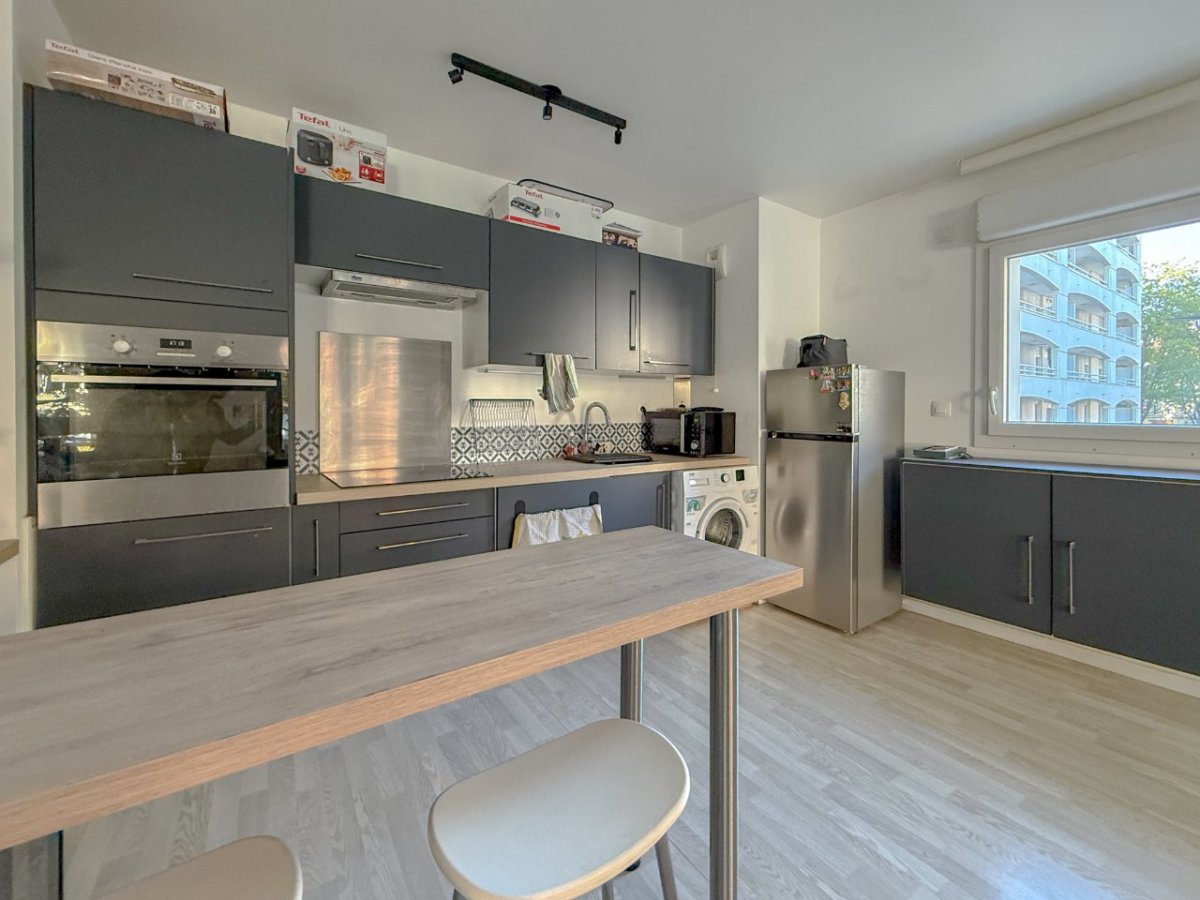 APPARTEMENT T2 A LOUER - LILLE WAZEMMES - 53 m2 - 990 &euro; charges comprises par mois